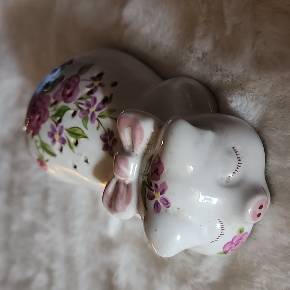 🐖 PIG  VINTAGE  1978 AN EXCLUSIVE  HAND- DECORATED AVON DESIGN  SACHET
